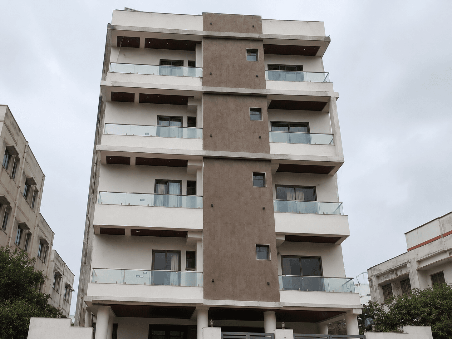 Sector 8 Glass Facade — Arislim Series 27×65 & Aluminium Glass Railings installation in Sector 8, Udaipur